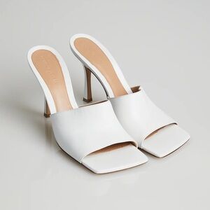 Bottega Veneta - AUTHENTIC - Square Toe Stiletto Mules in Ivory